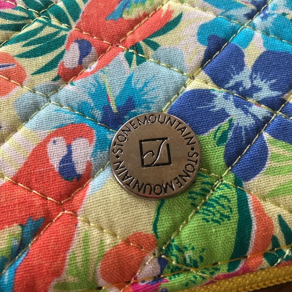 ๐บ๐ธ๐ผ Quilted Cotton Floral Wristlet ๐ผ๐ธ๐บ - Picture 2 of 9